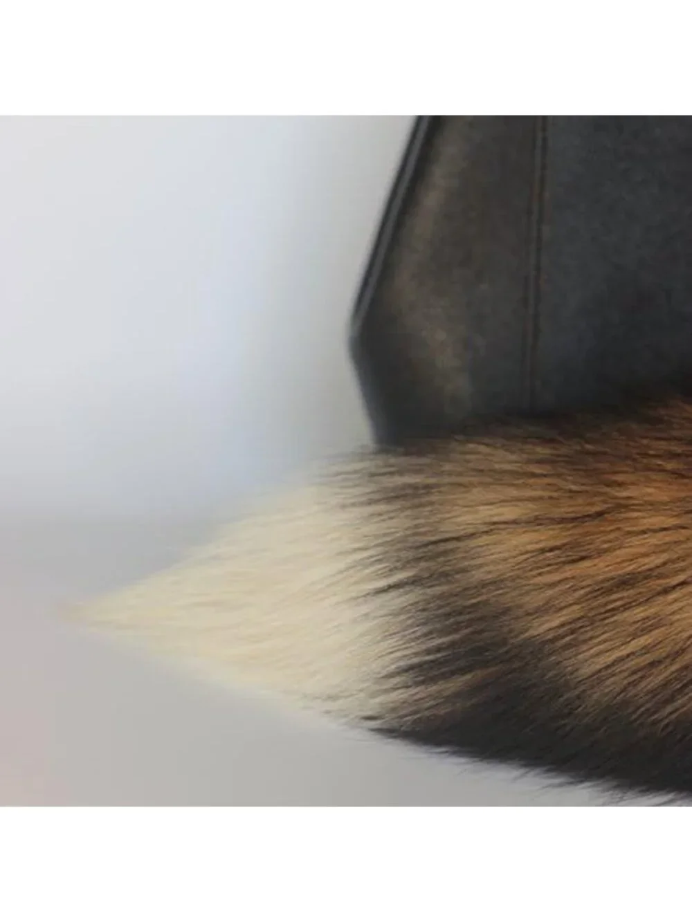Faux Fur Tail Keychain - Chic Fashion Accessory with Gold Clasp for Bags & Keys
